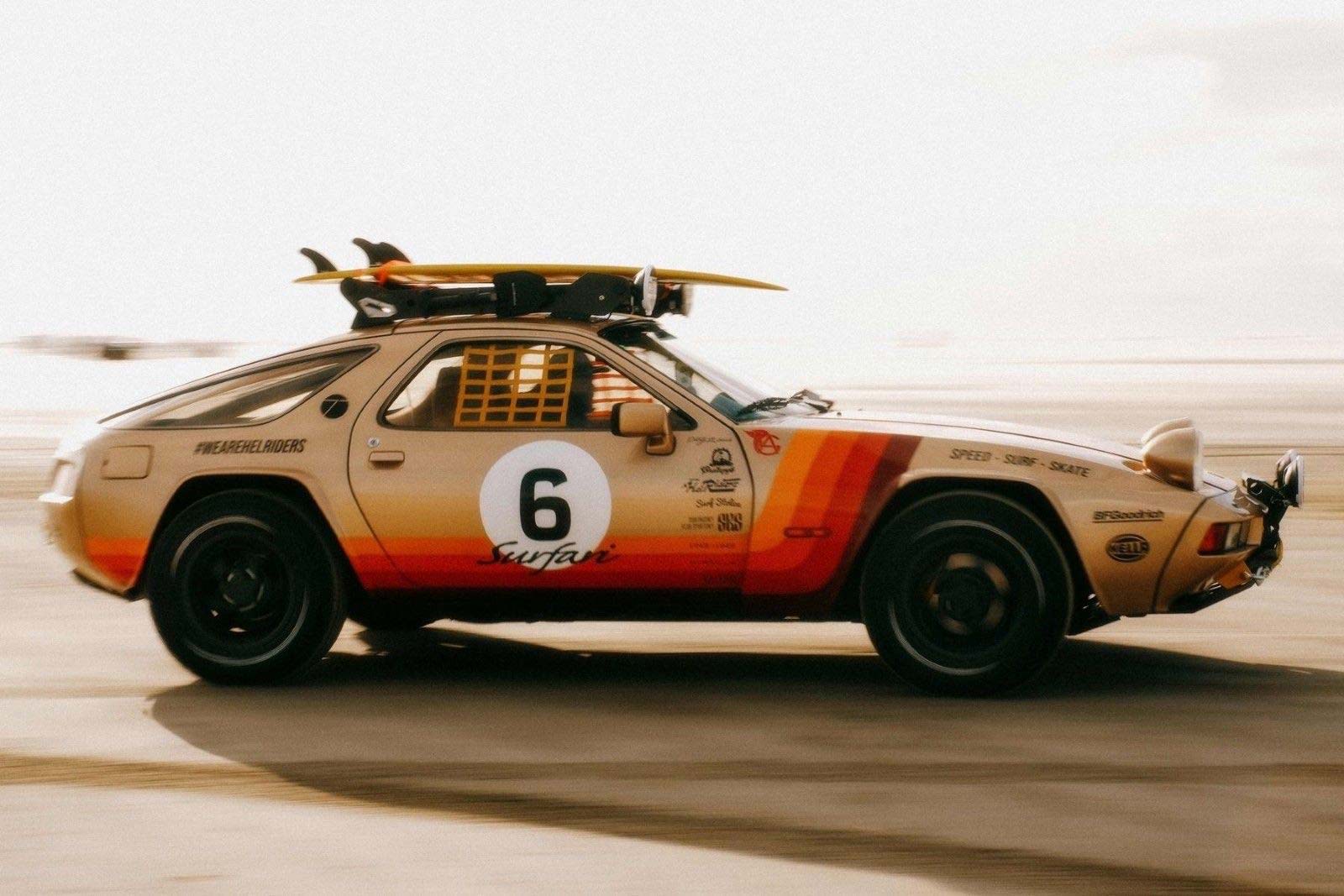 HEL RIDERS Surfari — Porsche 928 z deskami na dachu